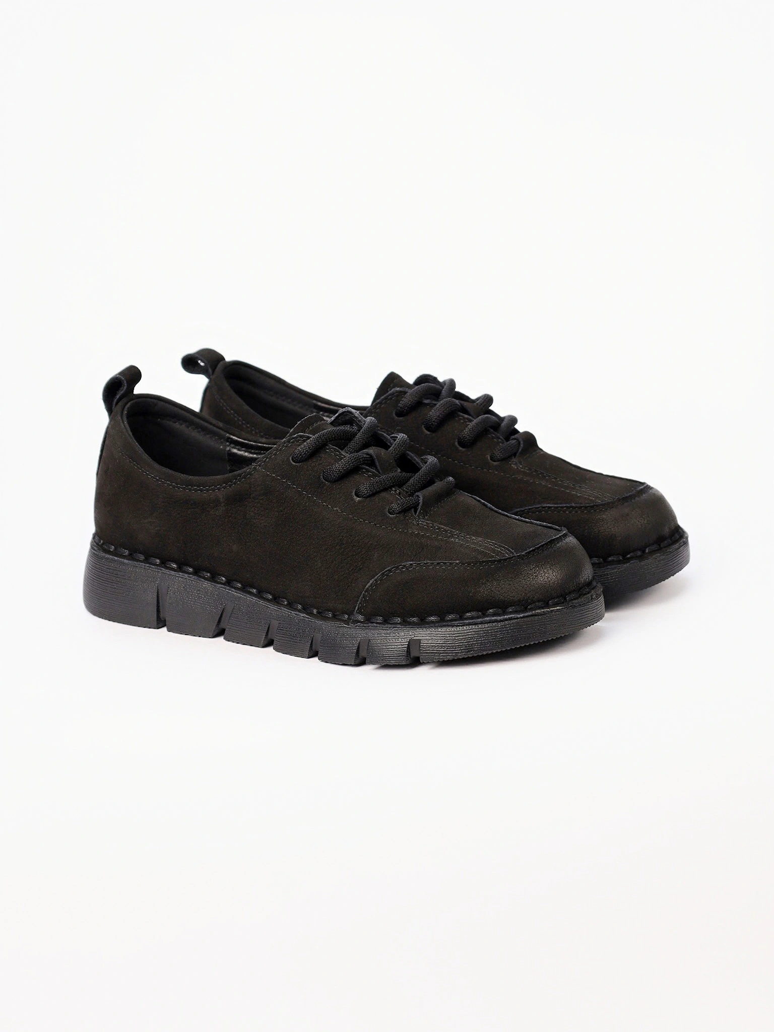 Туфли черного цвета из натурального нубука на шнуровке